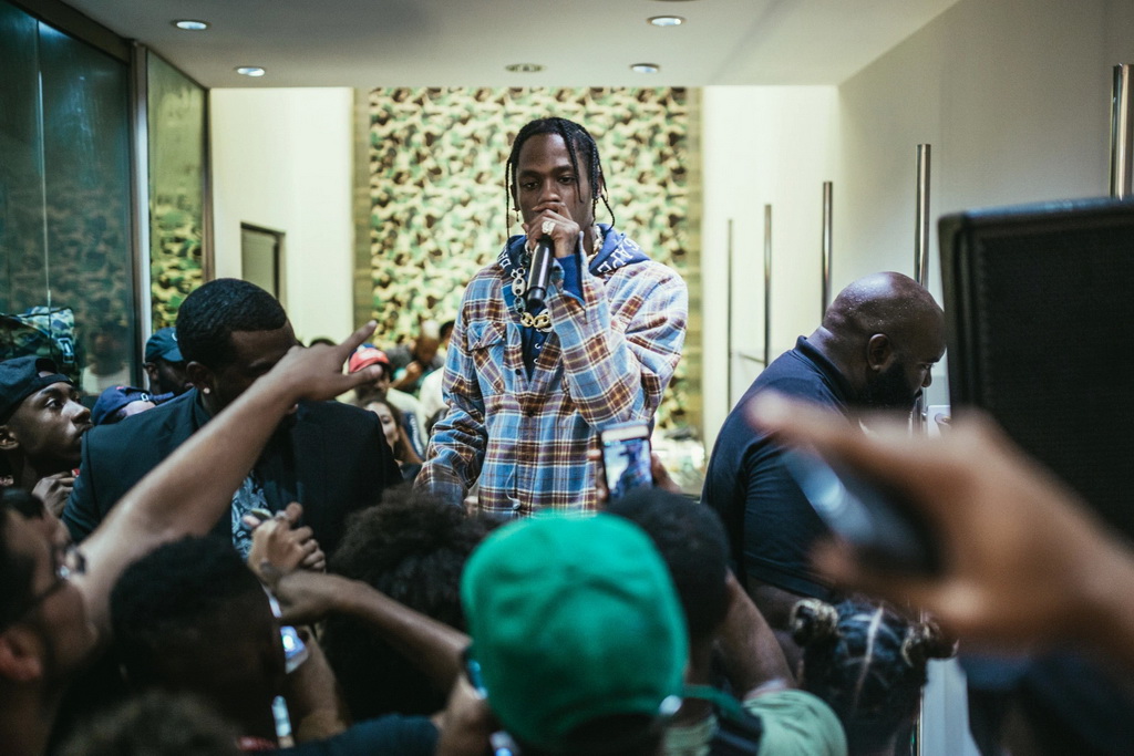 Travis Scott 突袭献唱 BAPE 纽约旗舰店 - 活动