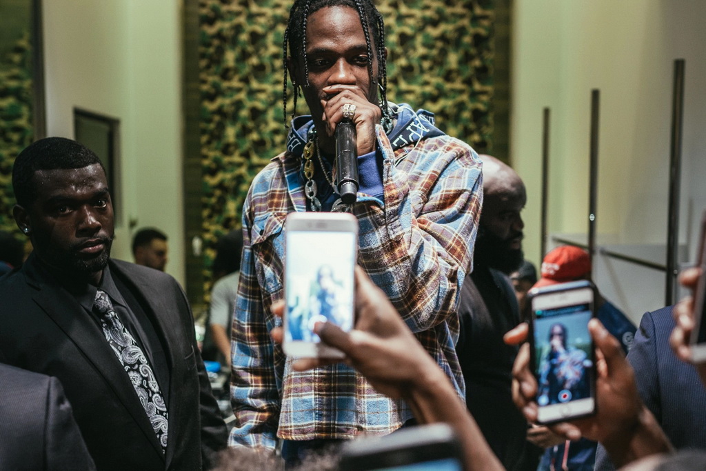 Travis Scott 突袭献唱 BAPE 纽约旗舰店 - 活动