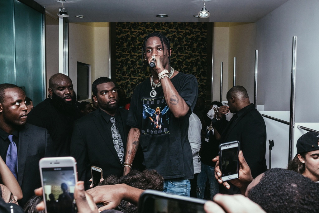 Travis Scott 突袭献唱 BAPE 纽约旗舰店 - 第2页