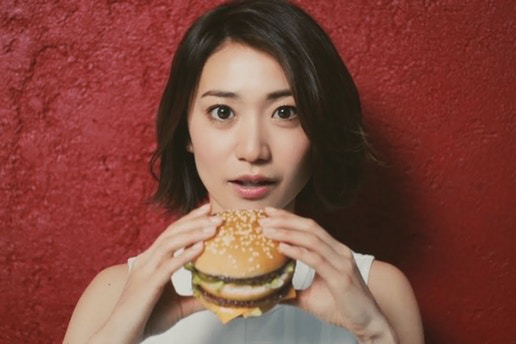 好身材的秘诀？大岛优子出演 McDonald's 最新广告连嗑三个 BIGMAC 巨无霸