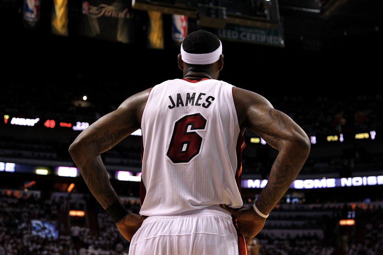LeBron James 宣布让出背号「23」给 Anthony Davis 并于下季回归「6」号球衣
