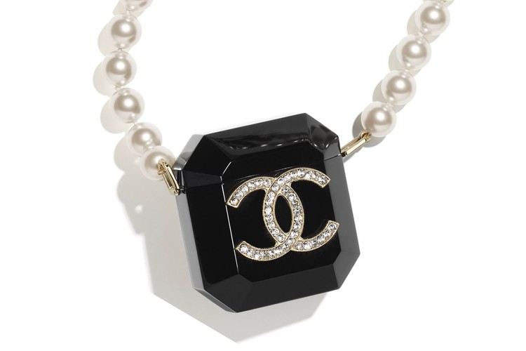 香奈儿 Chanel 推出要价 $2,675 美元 Apple AirPods 珍珠项炼保护壳
