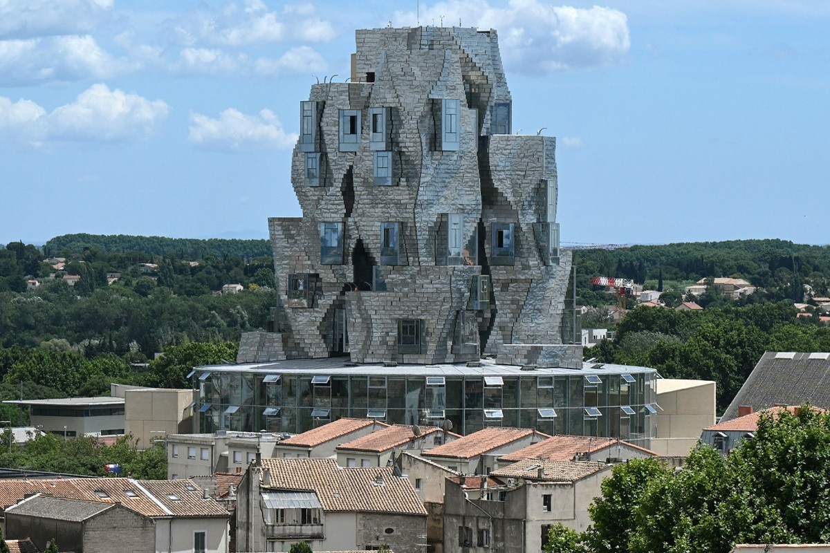 Frank Gehry 打造全新不锈钢反光钢材「The Tower」艺术塔楼