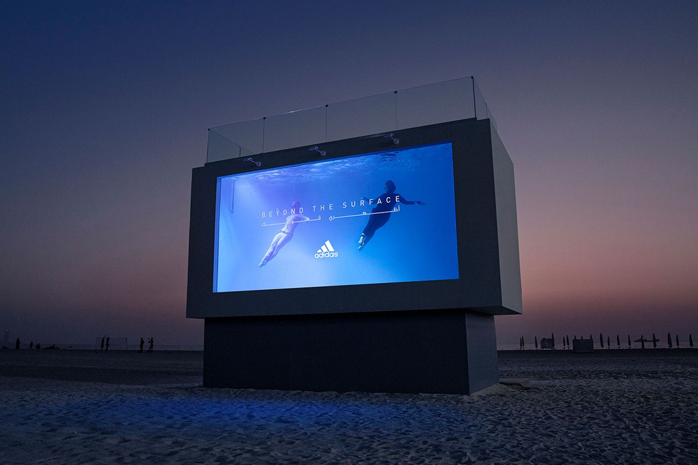 adidas 于杜拜海滩打造可实际潜入「水池广告牌」