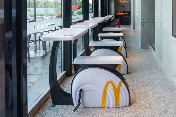 中国麦当劳 McDonald's 回应为何店面设置「健身脚踏车」座位