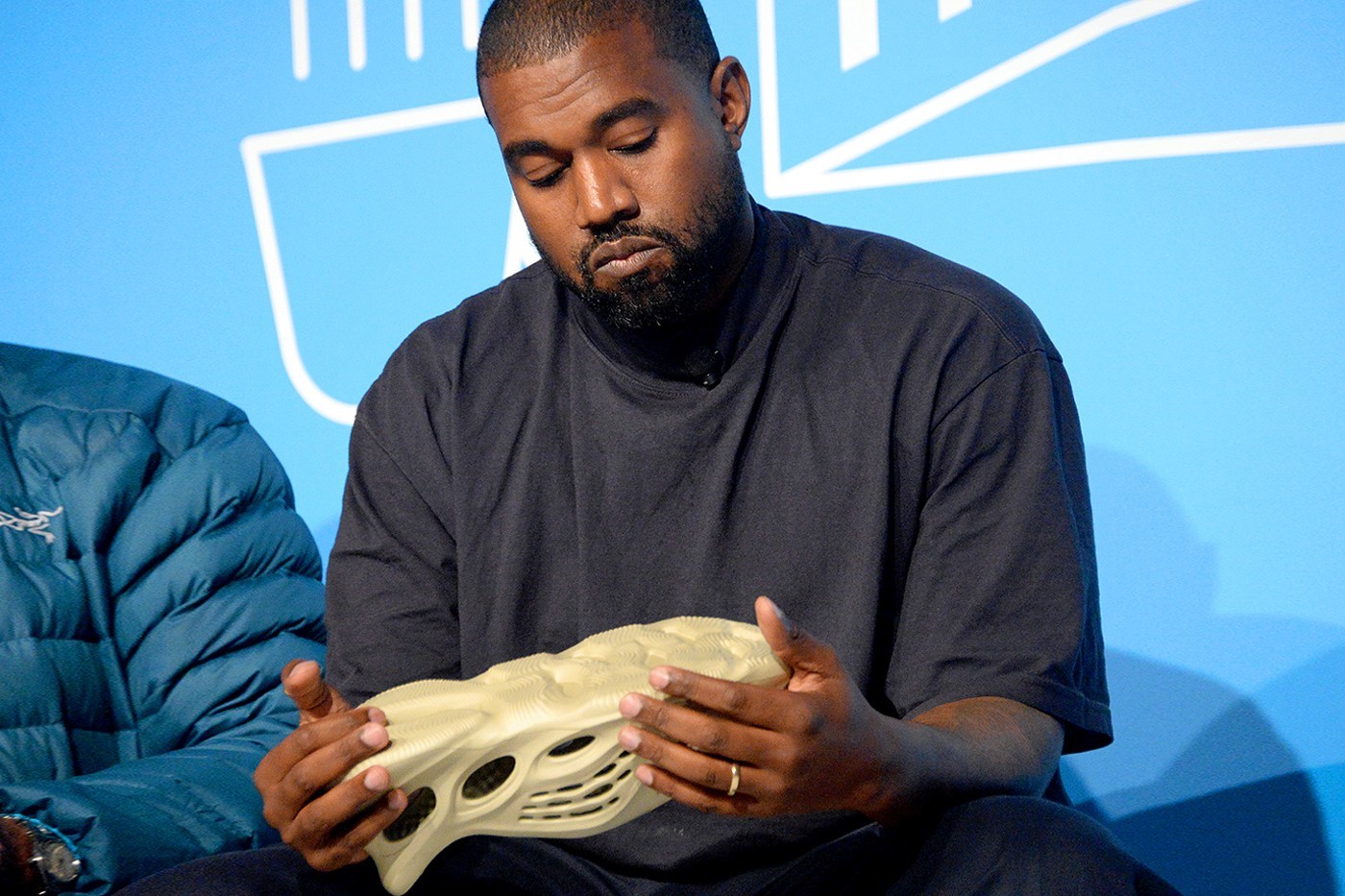 Kanye West 声称 adidas 尝试以 $10 亿美元收购 YEEZY