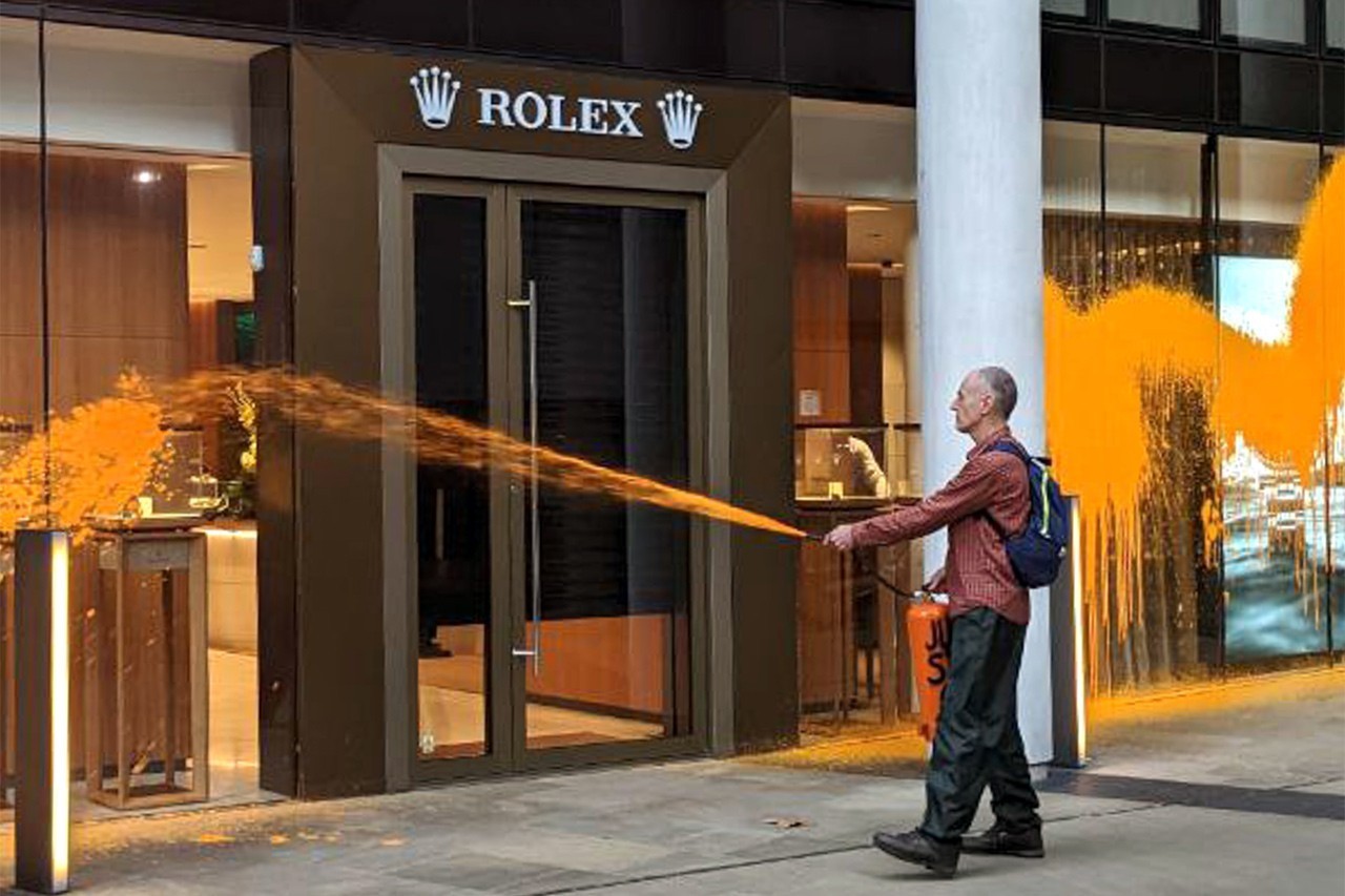 继世界名画后，环保团体人士于伦敦 Rolex 专卖店喷洒大量油漆