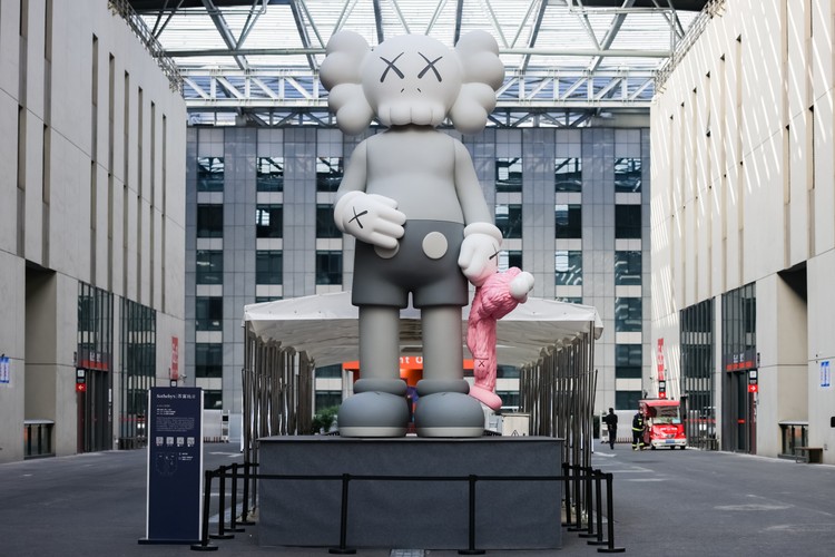 Sotheby's 于上海展示 KAWS 大型雕塑《分享》
