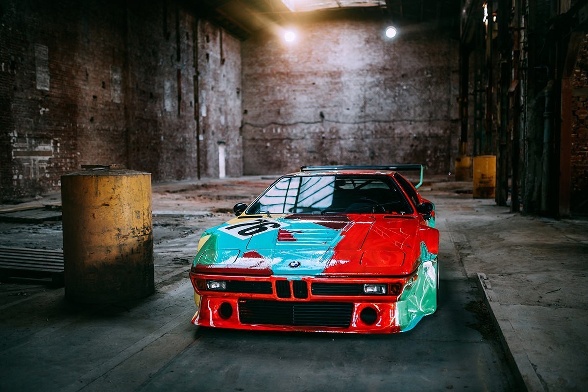 名画后最新受害者，环保人士将大量面粉撒在 Andy Warhols 设计 BMW M1 艺术车上
