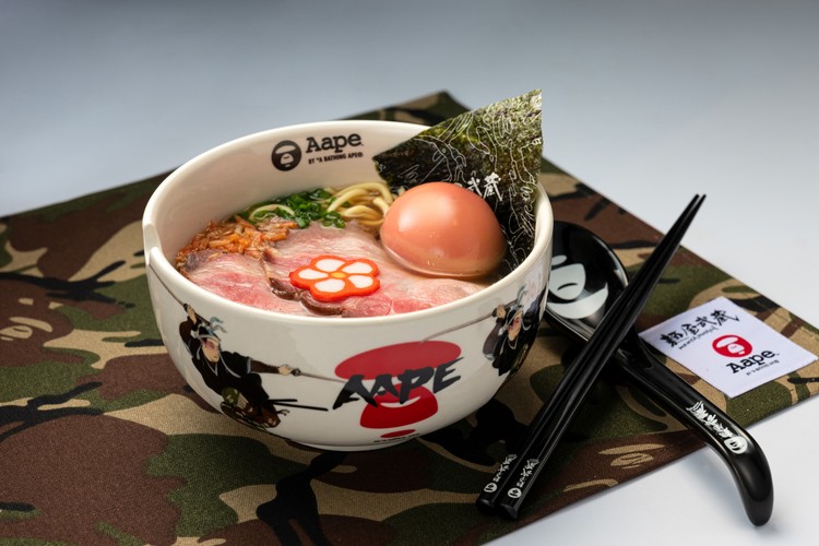 AAPE 携手日本拉面食店 MENYA MUSASHI 推出联名系列