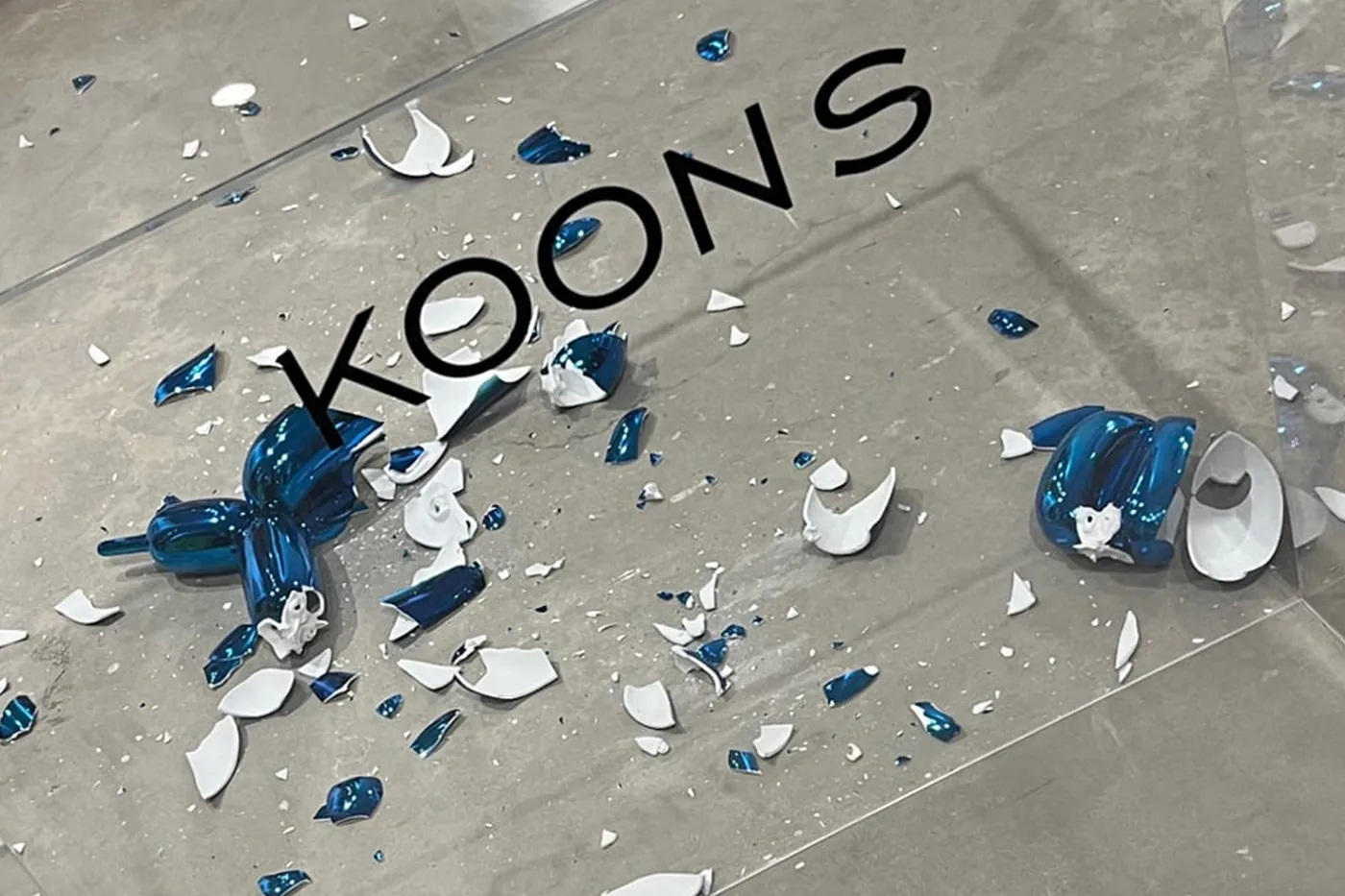 当代艺术家 Jeff Koons 要价 $42,000 美元「Balloon Dog」雕塑展览中意外摔成碎片
