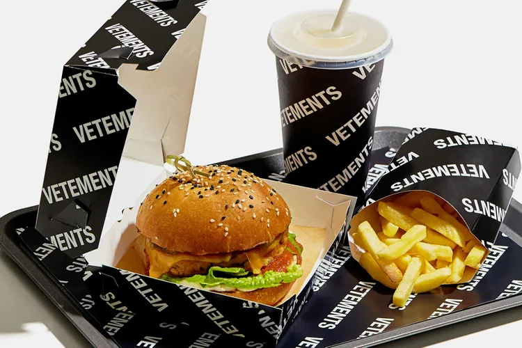 Vetements 推出最新黑魂汉堡套餐