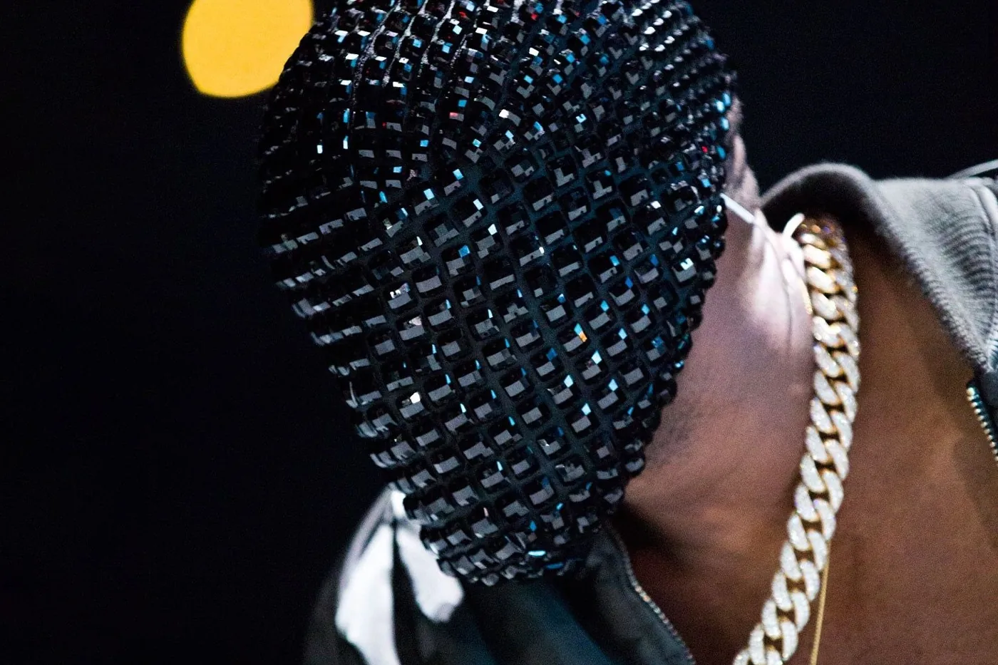 Kanye West 经典「Maison Margiela 定制面具」正以 50,000 美元价格求售