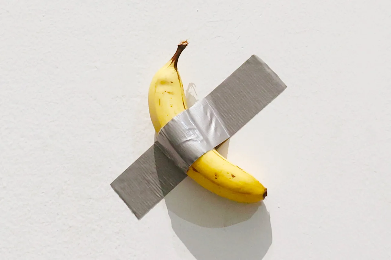 价值 $12 万美元艺术品「胶带香蕉」再被韩国美术系学生当场吃掉
