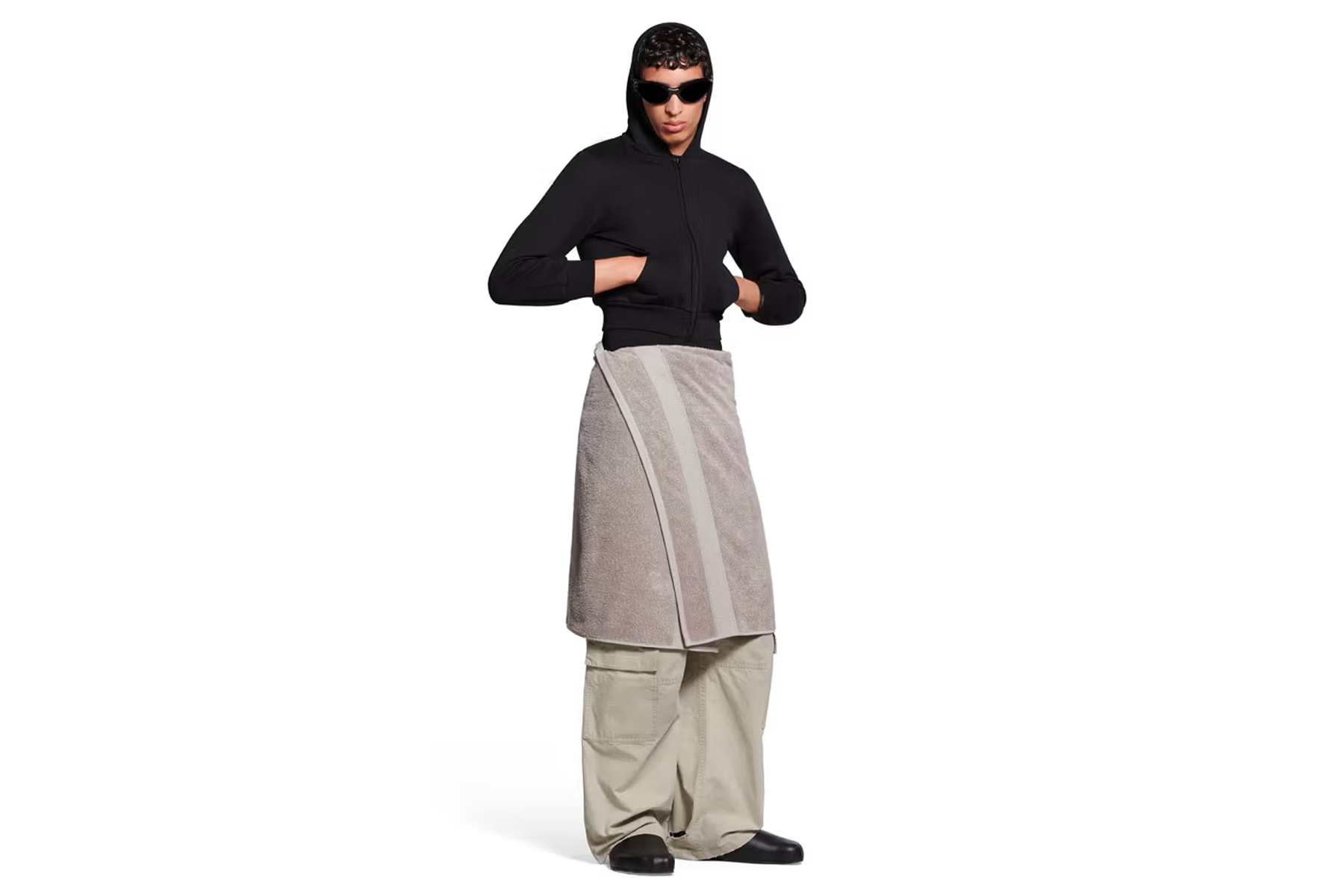 Balenciaga 推出要价 $925 美元的 Towel Skirt