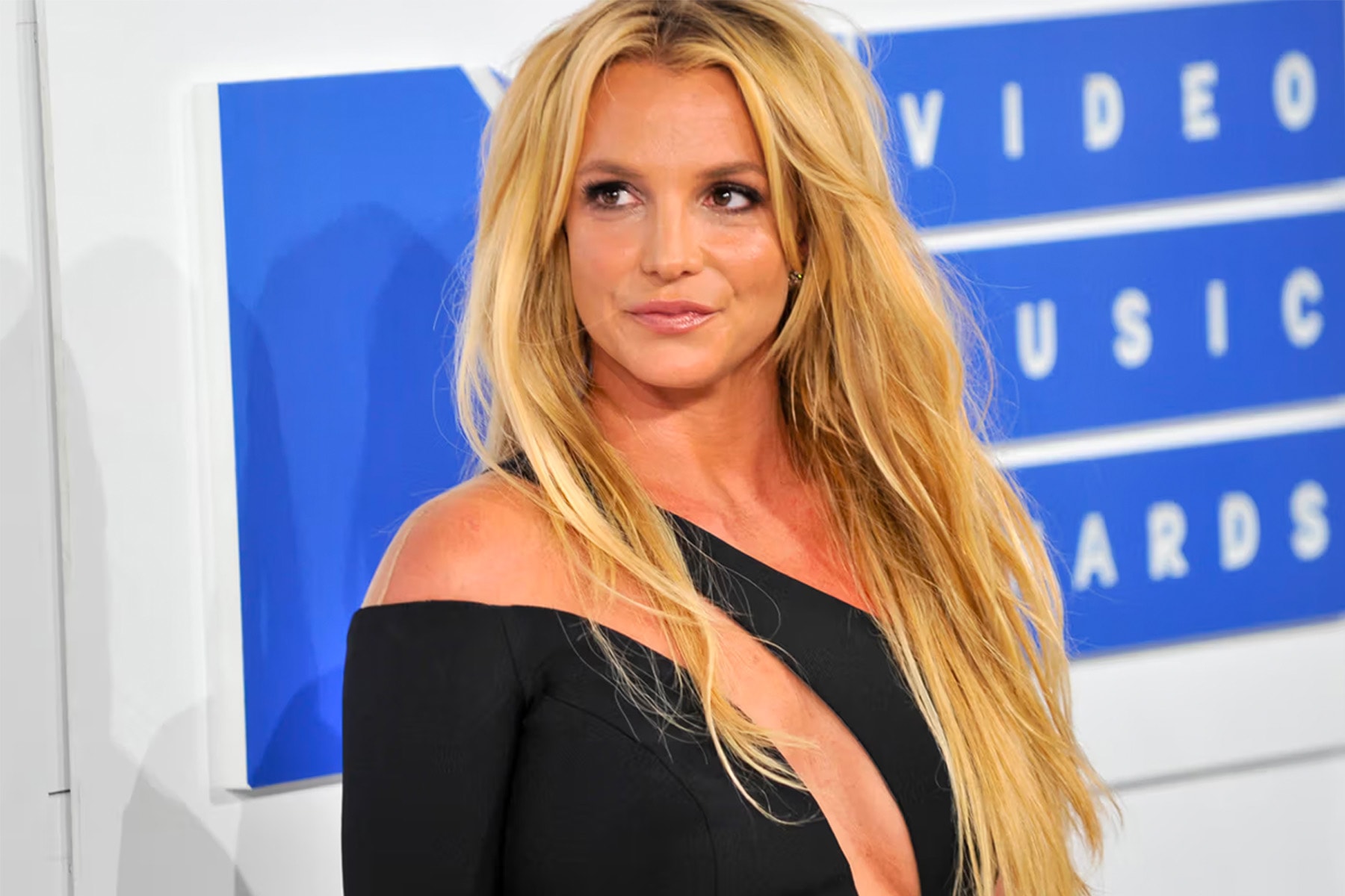 Britney Spears 回应新专辑传言：「我永远不会回归音乐产业」