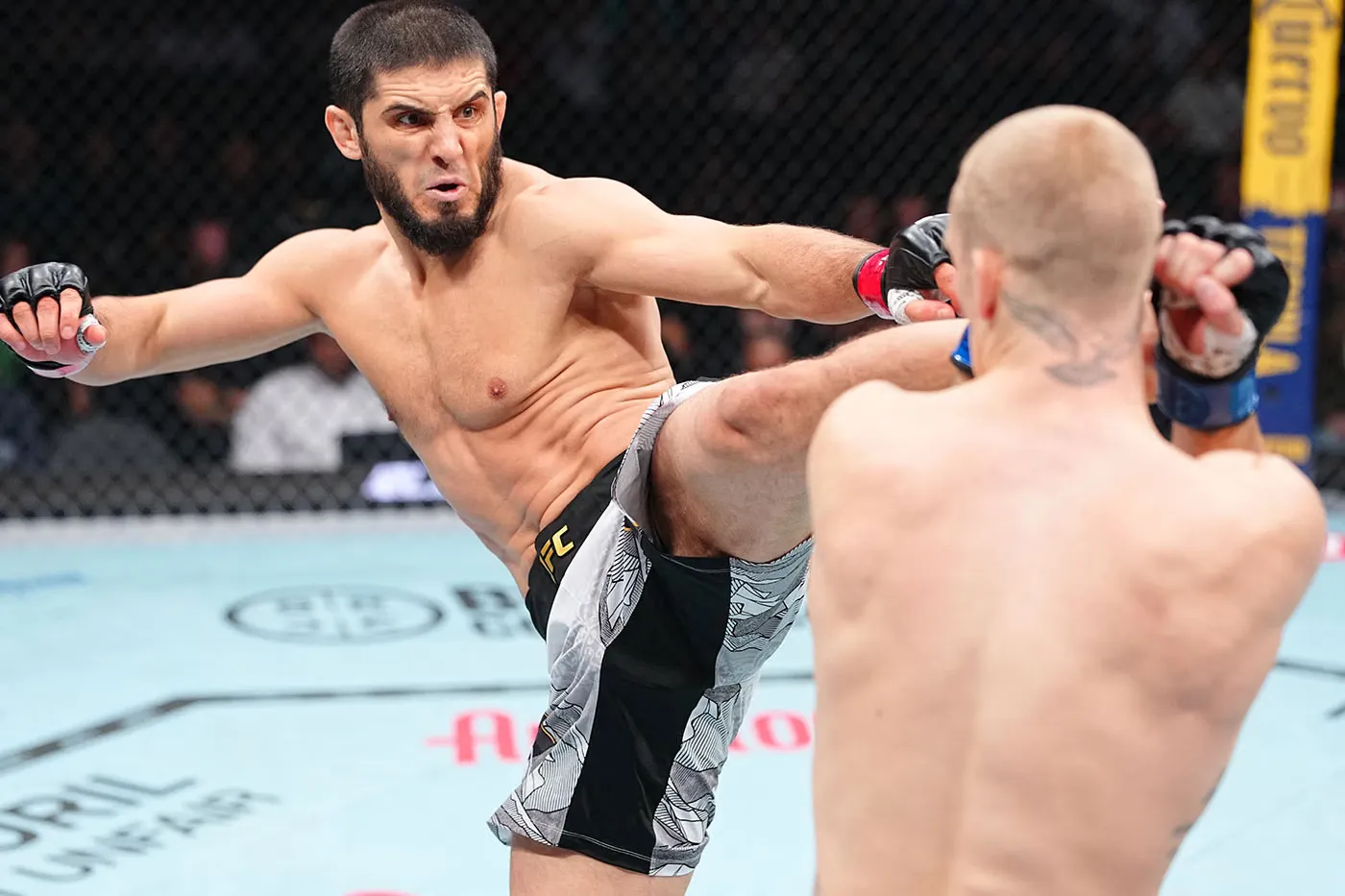 Islam Makhachev 于 UFC 330 击败 Ian Machado Garry，取得 UFC 第 17 场连胜