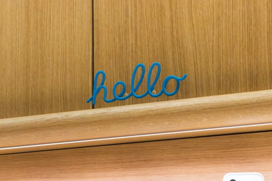 苹果在 Apple Store 各处隐藏微型“Hello”标识供顾客探索 iPhone 长焦镜头