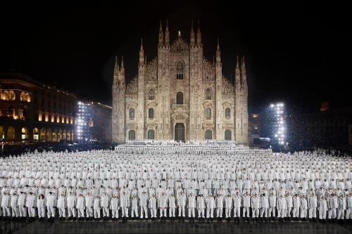 Moncler 70 周年庆典揭幕!700 名舞者、952 名模特齐聚米兰时装周
