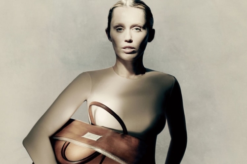 Miley Cyrus 出镜 Maison Margiela 2025 秋冬广告，极简姿态再释叛逆魅力