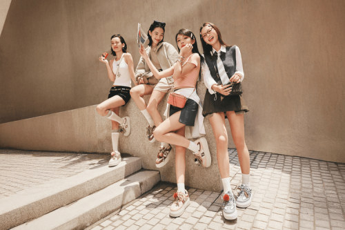 与「BFF」一同出街，Z 世代女生都穿什么？