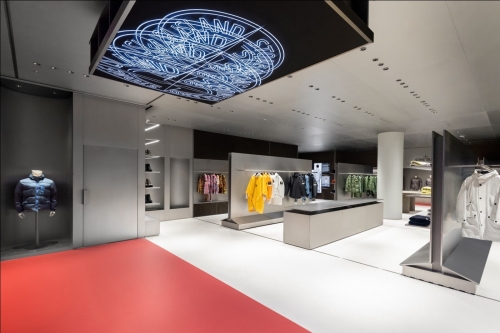 走进 Stone Island 位于海南岛三亚的崭新概念店