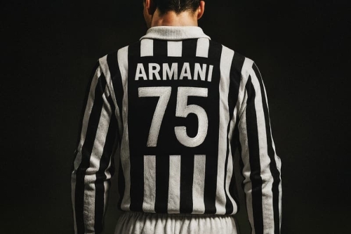 Giorgio Armani 为 Juventus F.C. 操刀全新午夜蓝正装，2025/26 赛季率先亮相