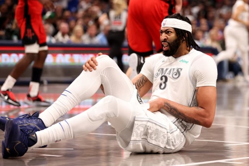 消息称 Anthony Davis 因左内收肌拉伤将缺阵一个月