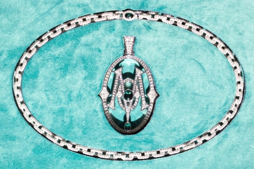 加拿大歌手 PARTYNEXTDOOR 赠予 Drake 客制「0M0」钻石链坠