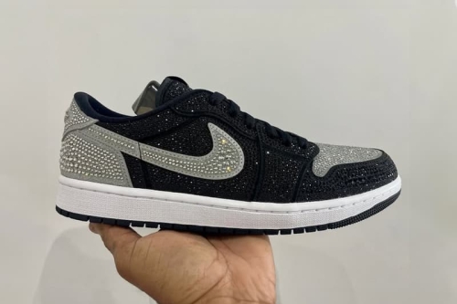 率先近赏 Swarovski × Air Jordan 1 Low 全新联名鞋款