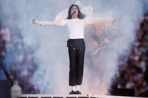 《Spectacle》深入探究 Michael Jackson 改变游戏规则的 Super Bowl 中场秀