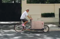 SPOSH 以哥本哈根经典货运自行车 Bullitt 为基底打造移动折叠化妆台