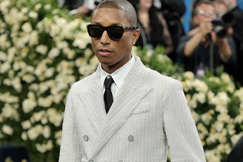 堪比艺术品！Pharrell 于 Met Gala 着用由 15,000 颗珍珠制成之 Louis Vuitton 奢华外套