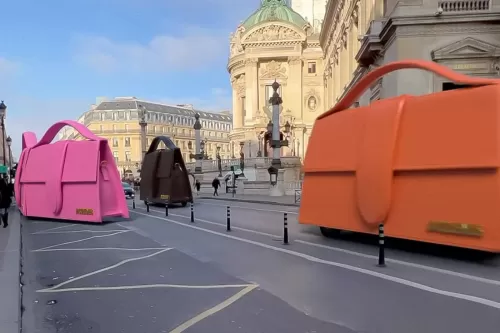 Jacquemus 重点包款 Le Bambino 化身车辆穿梭巴黎市区