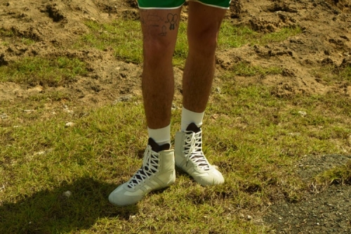 Bad Bunny 悄悄把两双全新 adidas 鞋藏进 BENITO ANTONIO × Zara 宣传大片