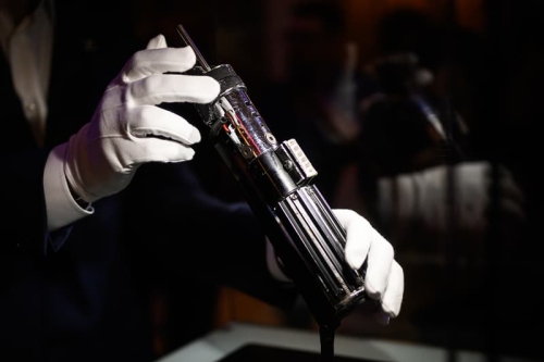 《Star Wars》 Darth Vader 原装光剑以逾 360 万美元天价拍出