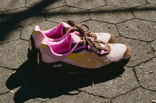 PLEASURES × ASICS GEL-NYC 最新联名鞋款发布