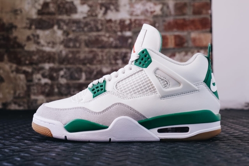 独家近赏 Nike SB × Air Jordan 4 最新联名配色「Pine Green」鞋款