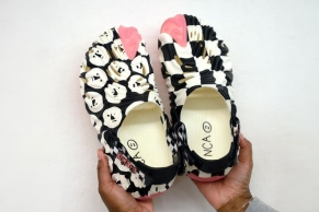 Salehe Bembury 携手艺术家 Nina Chanel Abney 打造 Crocs Pollex Clog 限量联名鞋款