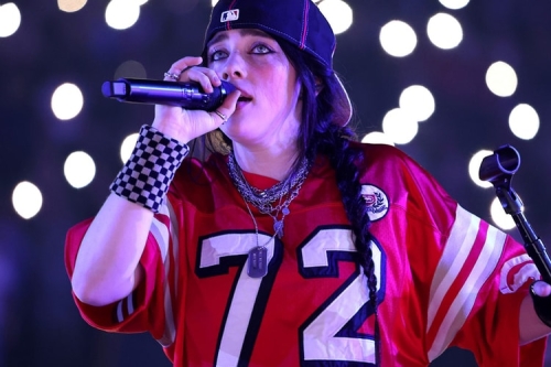 Billie Eilish 与 James Cameron 联合执导《HIT ME HARD AND SOFT》演唱会电影释出预告