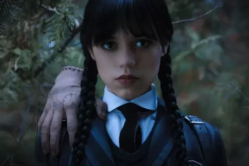 与 Tim Burton 再续前缘？传言 Jenna Ortega 将参演《阴间大法师 2》