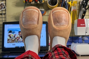 设计师 Canyaon 打造「巨型脚趾」定制拖鞋