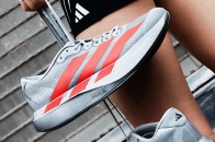 adidas ADIZERO EVO SL 实力获评《跑者世界》「2025年度最佳竞训跑鞋」称号