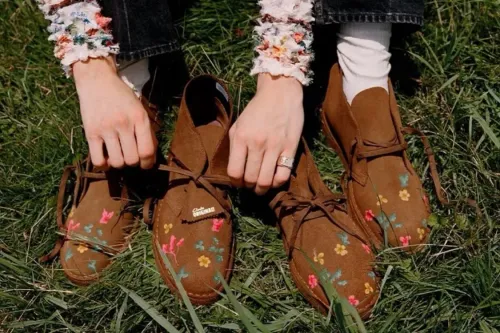 MASU 联手 Clarks 打造手绘花卉 Desert Boot 沙漠靴