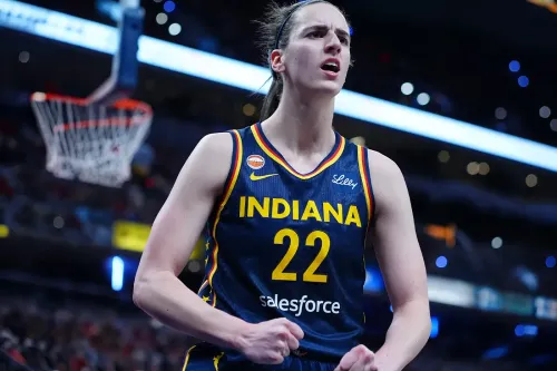 Caitlin Clark 球衣狂卖,全美篮球销量高居第 2 仅次 Stephen Curry