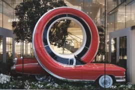 英国艺术家 Alex Chinneck 为 Dior 美国旗舰店打造超现实橱窗