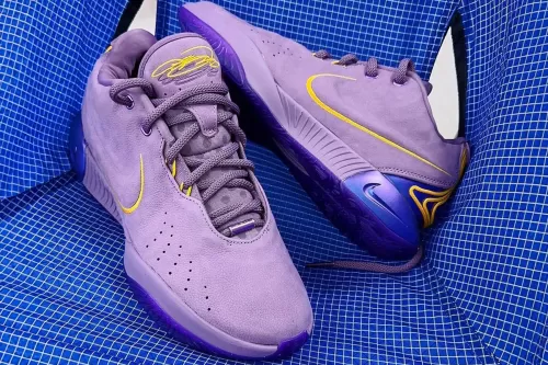 率先预览 Nike LeBron 21 最新配色「Violet Dust」鞋款