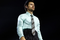 Harry Styles 在〈American Girls〉MV 里化身动作片男神幻想