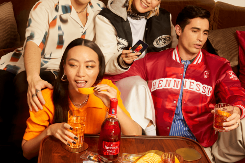 轩尼诗 × NBA 联名再献新作！限量干邑与潮流周边正式登场