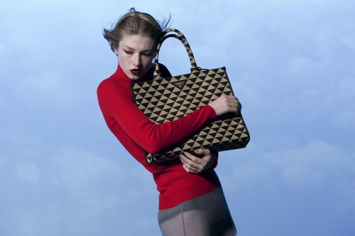 Prada 荣登 Lyst 2022 第四季度全球热门品牌榜首
